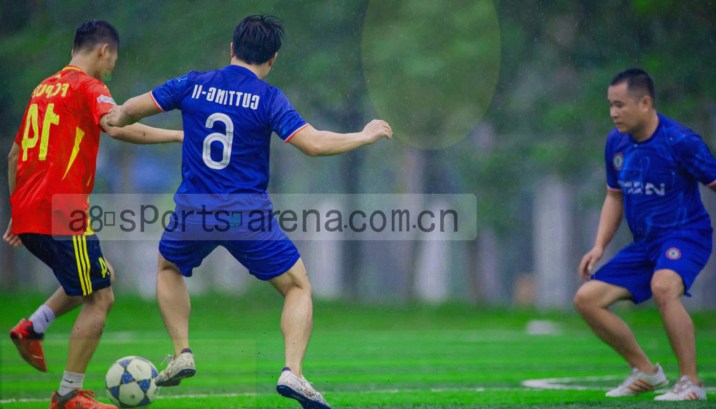夜间球场入口通道，灯带与指向看台的发光标识
