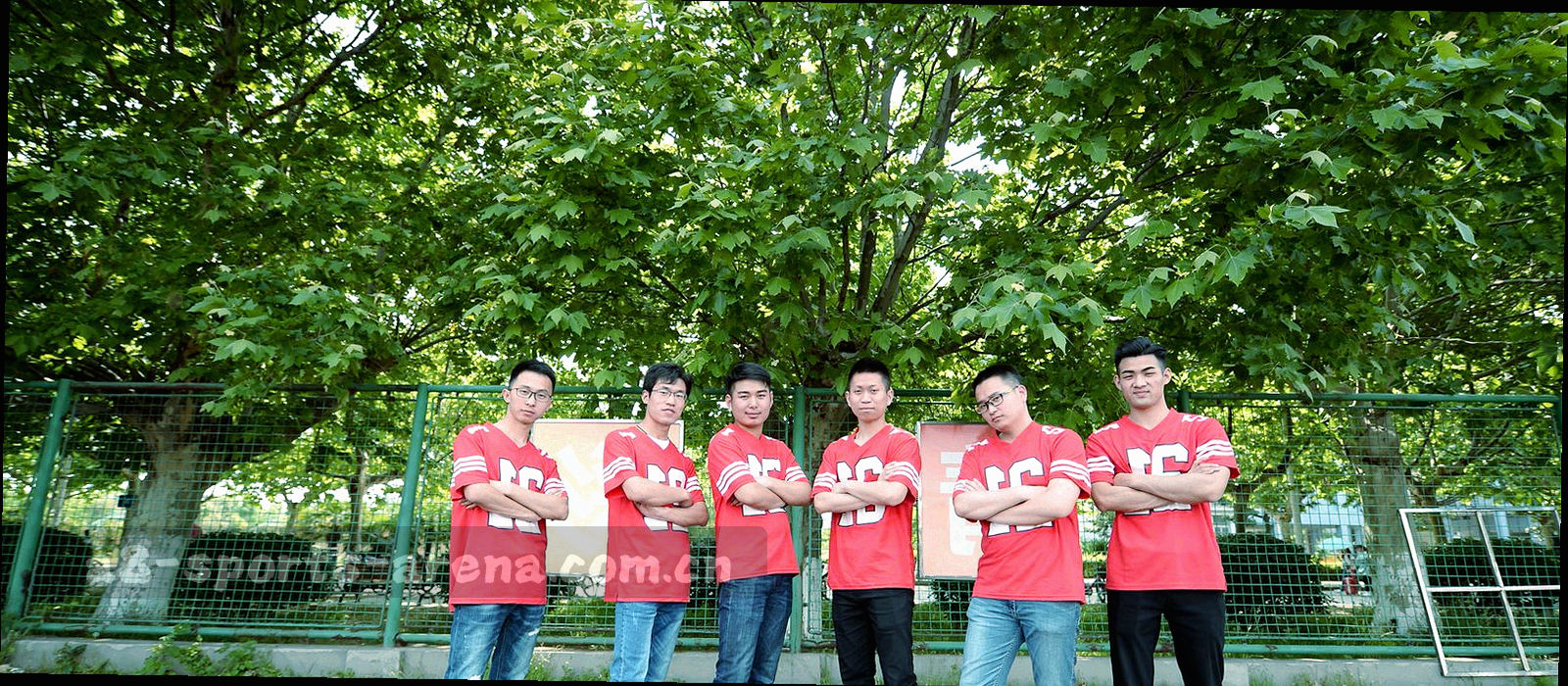 球场线条与几何板块交叠的抽象图案